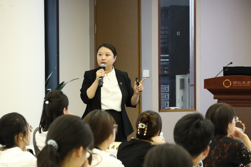 浙江大學經(jīng)濟學院、國際聯(lián)合商學院全國優(yōu)秀大學生夏令營到浙江東方參訪 何欣.jpg