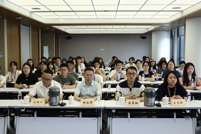 浙江大學經(jīng)濟學院、國際聯(lián)合商學院全國優(yōu)秀大學生夏令營到浙江東方參訪 劉安江（左一）楊永軍（左二）.jpg